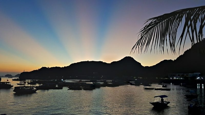  Beautiful sunset of Cat Ba island